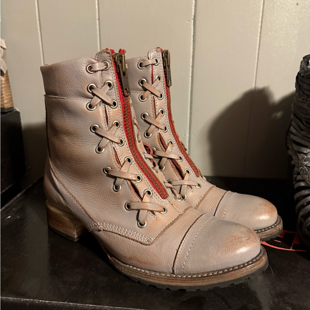 Freebird by Steven Tan/gray Liverpool Boots with Red Accents